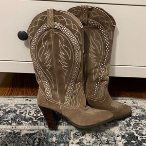 Very volatile women’s cowboy boots. Size 6.5